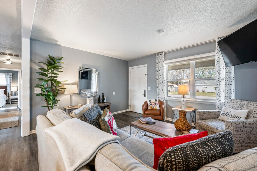 More Photos Of 110 SE 13th St, Bentonville Flex For Sale