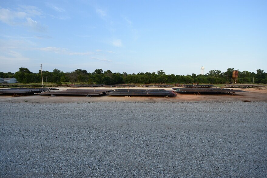 More Photos Of 701 W Broadway, Seminole Manufacturing For Sale