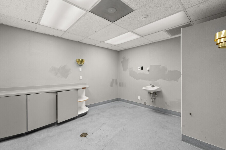 More Photos Of 872 E Sahara Ave, Las Vegas Medical For Lease