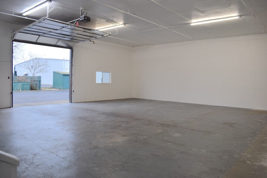 More Photos Of 4216 W 7th Ave, Eugene Warehouse For Lease