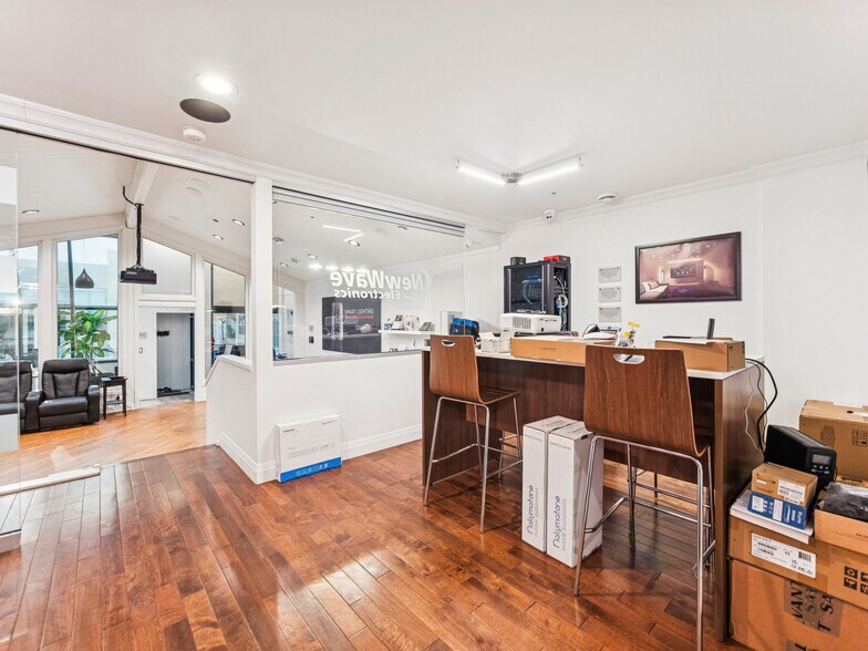 More Photos Of 175 W Beaver Creek Rd, Richmond Hill Light Distribution For Sale