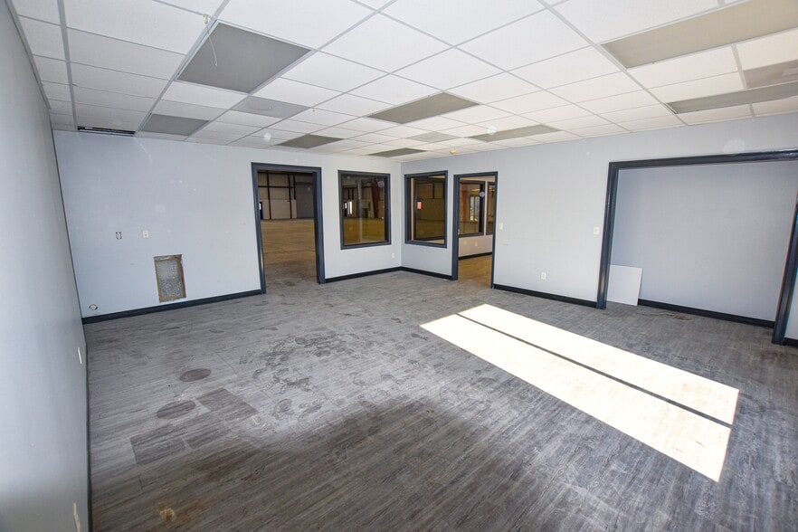 More Photos Of 95 Hunt Dr, Rossville Industrial For Lease