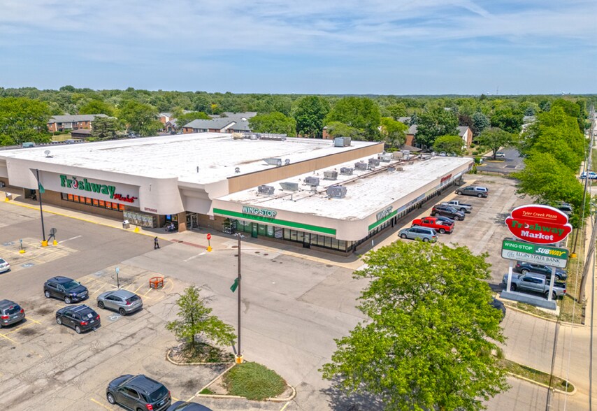 Primary Photo Of 2-16 Tyler Creek Plz, Elgin General Retail For Sale