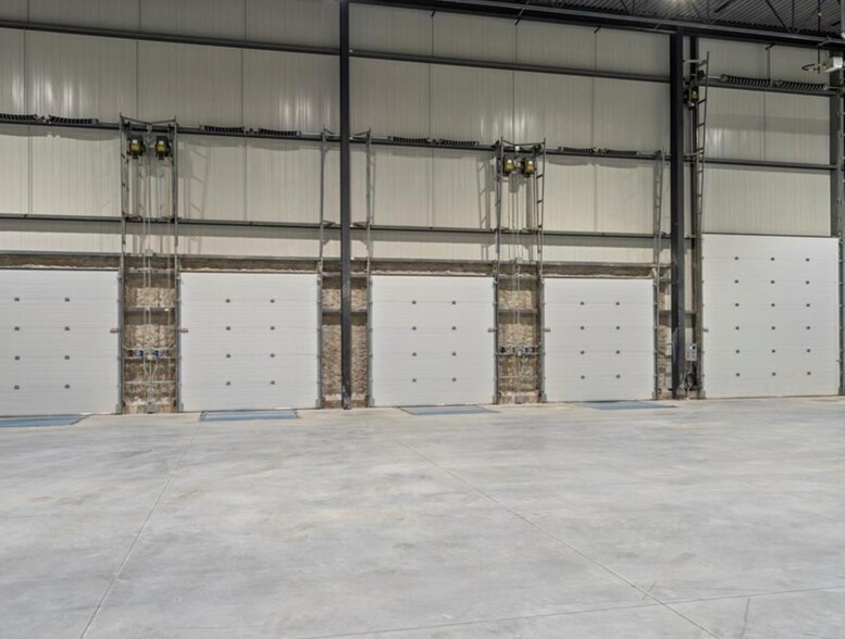 More Photos Of 395 Patillo Rd, Tecumseh Warehouse For Lease