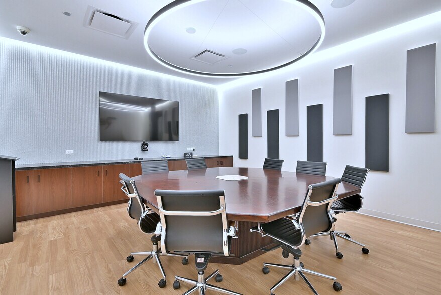 More Photos Of 2100 W 21st St, Broadview Light Manufacturing For Lease