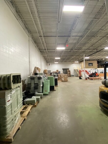 More Photos Of 9840 S 27th St, Oak Creek Showroom For Lease