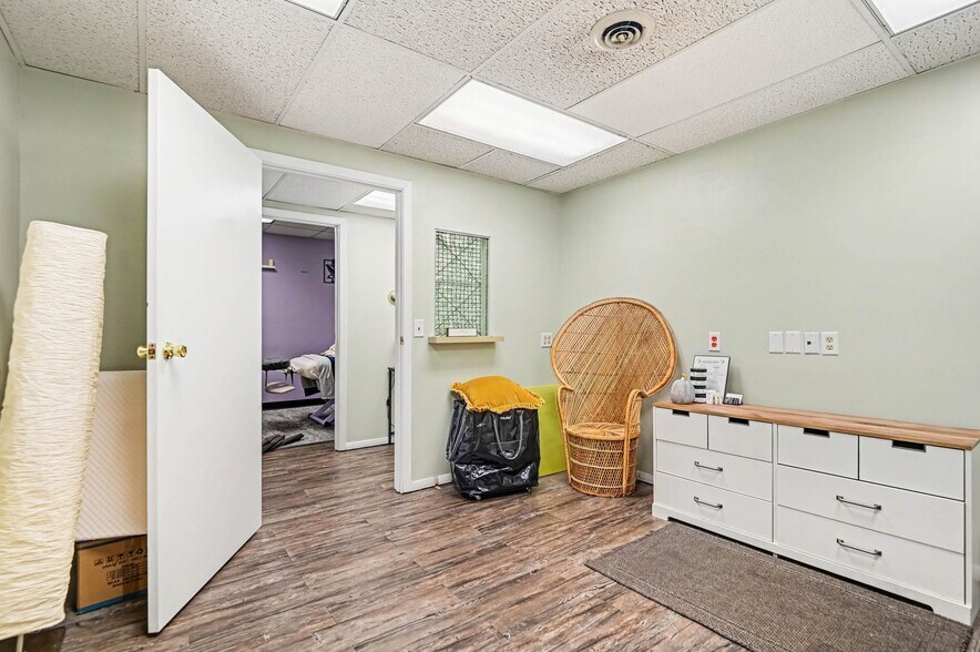More Photos Of 516-528 Main St, Hamilton Office For Sale