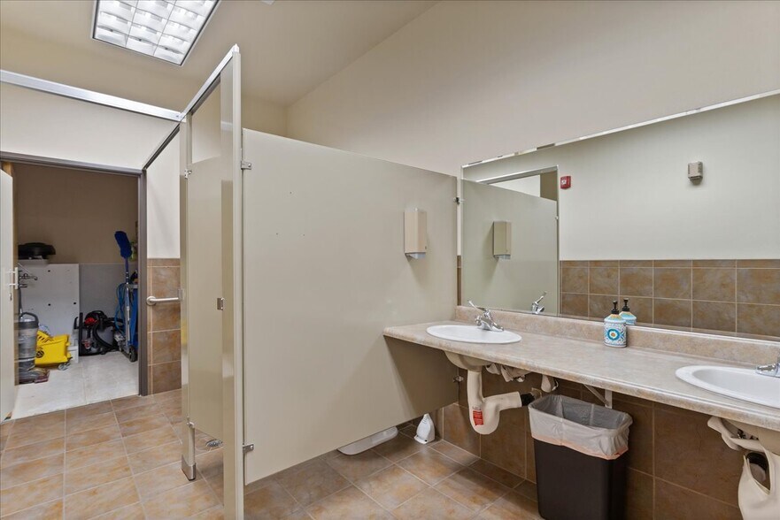 More Photos Of 1103 Old Town Ln, Cheyenne Office For Sale