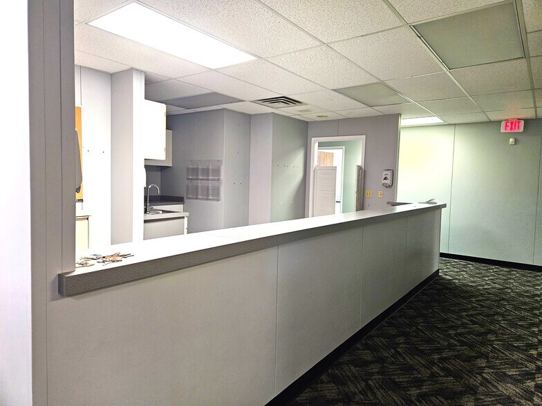More Photos Of 4700 Mcleod Dr E, Saginaw Medical For Lease
