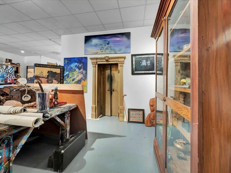 More Photos Of 132 Nacogdoches St, Center Storefront Retail Residential For Sale