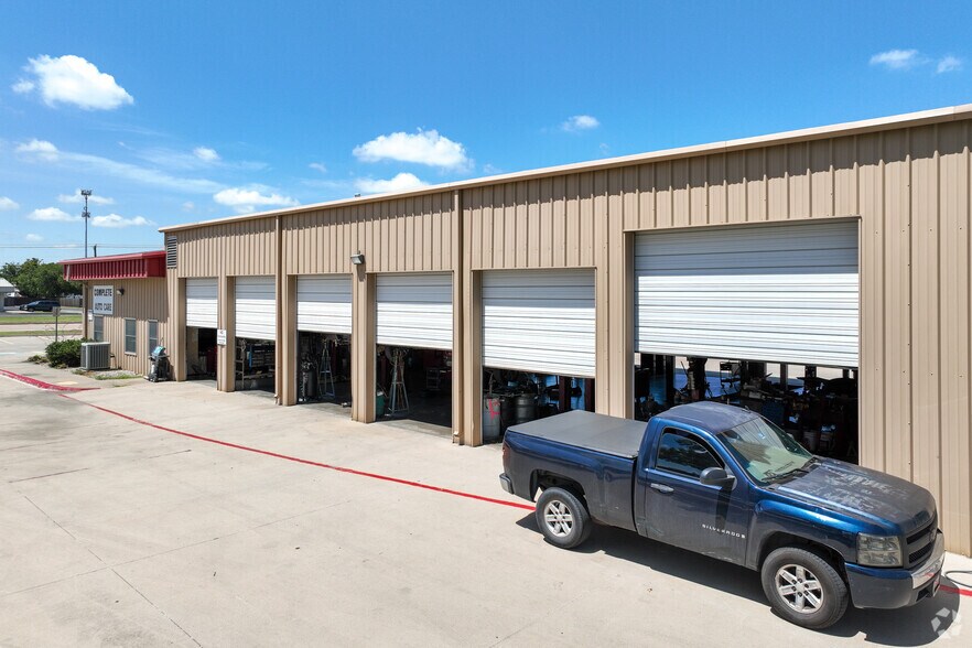 More Photos Of 2321 W Pioneer Pky, Pantego Industrial For Sale