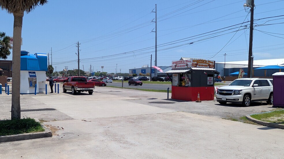 More Photos Of 2033 Airline Rd, Corpus Christi Unknown For Lease