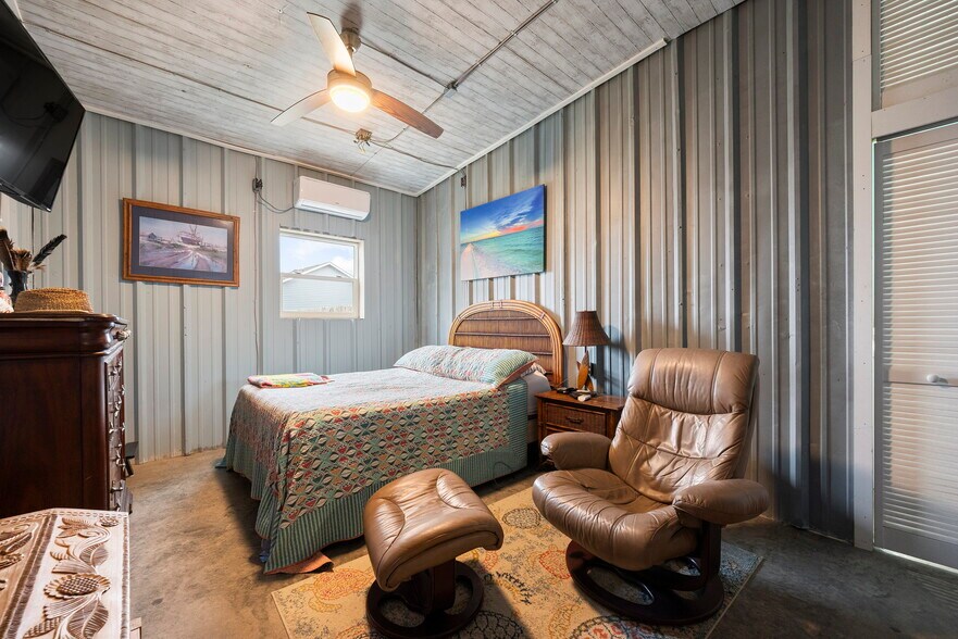 More Photos Of 206 Highway 35 S, Rockport Manufacturing For Sale