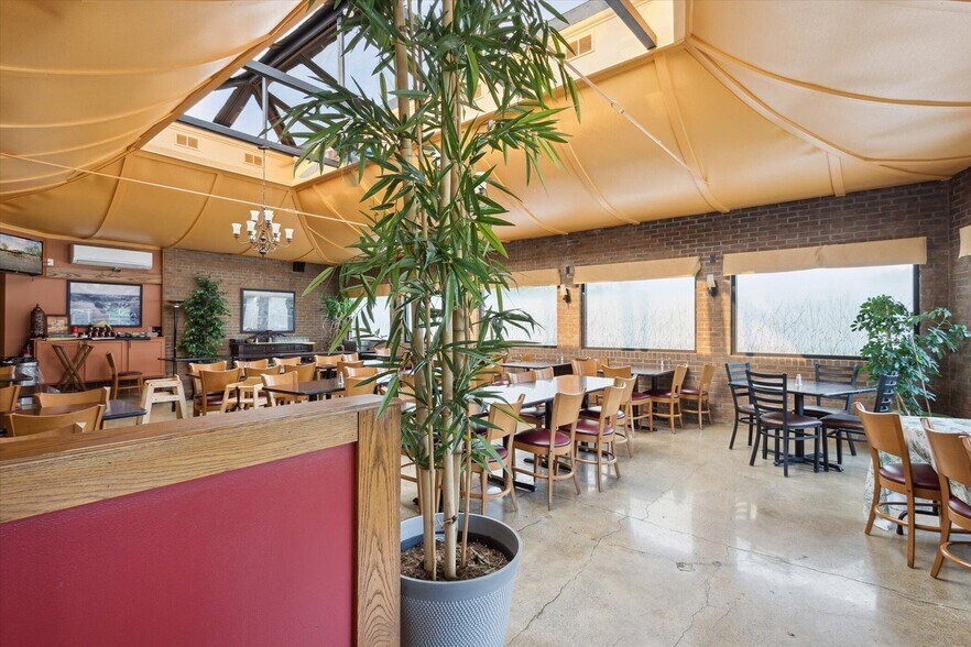 More Photos Of 3705 Ann Arbor Rd, Jackson Restaurant For Sale