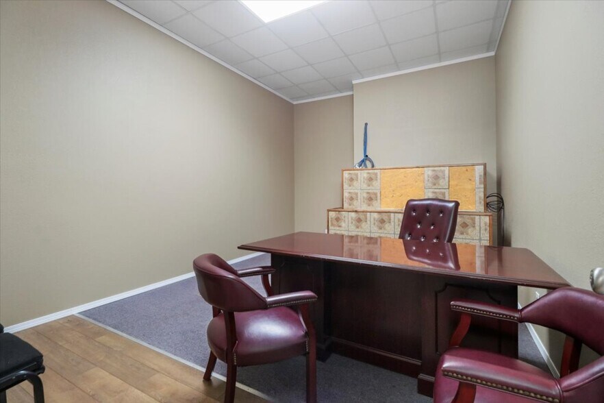 More Photos Of 1006 Nettleton Avenue Ave, Thayer Office For Sale