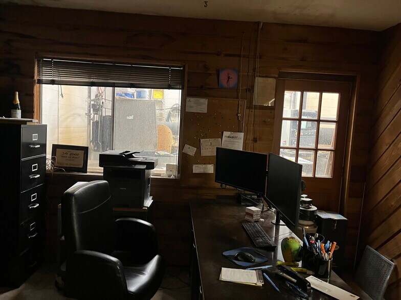 More Photos Of 333 NE Lincoln St, Hillsboro Light Manufacturing For Sale