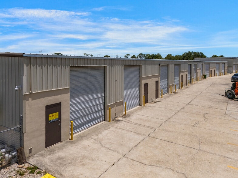 More Photos Of 2221 8th St, Sarasota Warehouse For Lease