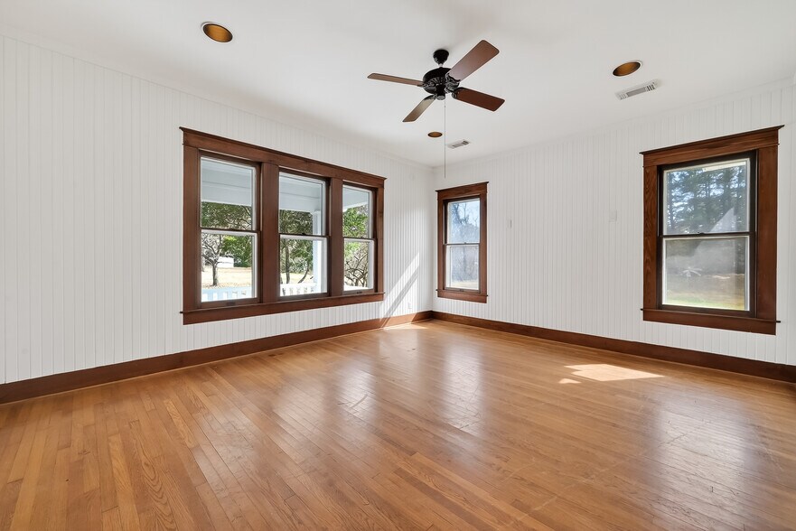 More Photos Of 38011 Spur 149 Rd, Magnolia Office Residential For Sale