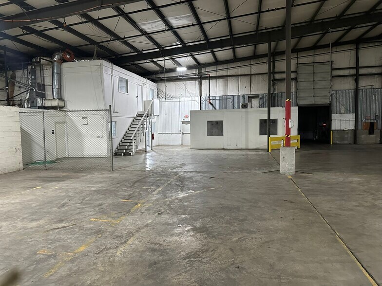 More Photos Of 1100 N Redmond Rd, Jacksonville Manufacturing For Lease