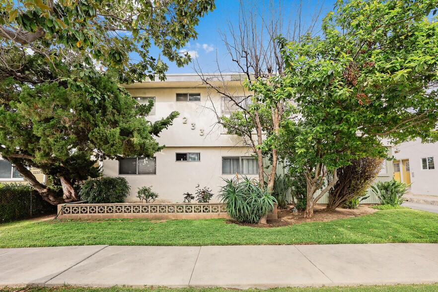 More Photos Of 2233 Addison Way, Los Angeles Apartments For Sale