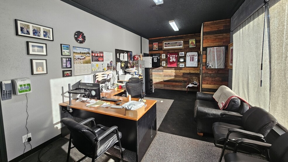 More Photos Of 1406 Tennant Way, Longview Freestanding For Sale