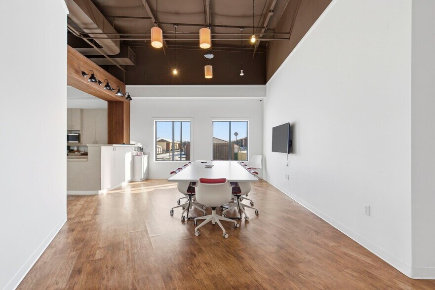 More Photos Of 5540-5550 N Farmer Branch Rd, Ozark General Retail For Lease