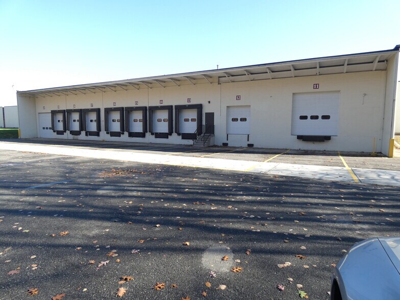 More Photos Of 400 Captain Neville Dr, Waterbury Warehouse For Lease