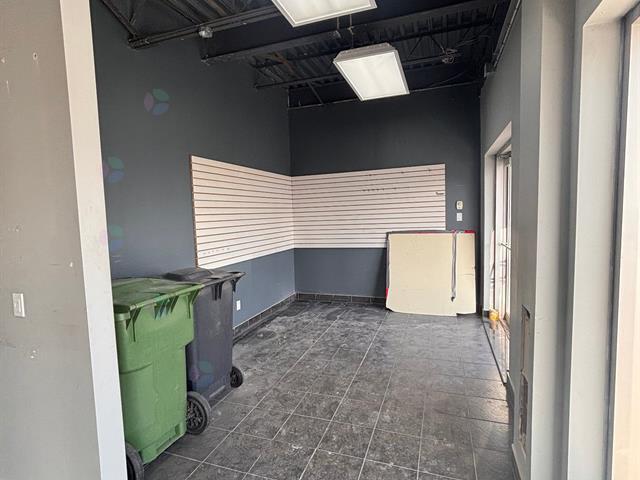 More Photos Of 11560 Boul de la Rivière-des-Prairies, Montréal Flex For Lease
