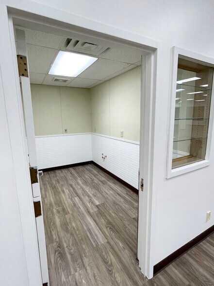 More Photos Of 7358 N Cherryvale Mall Dr, Rockford Storefront Retail Office For Lease