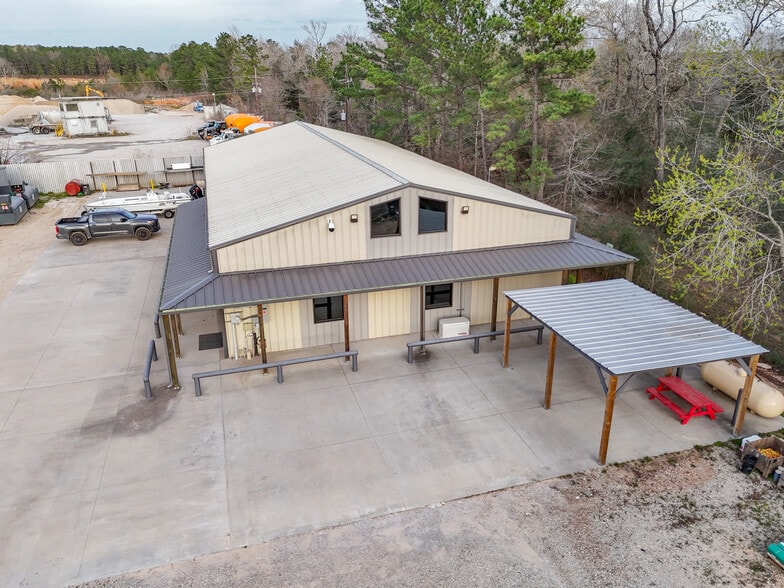 More Photos Of 11192 Meador Rd, Willis Warehouse For Lease