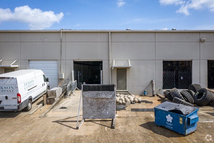 More Photos Of 551 N Shepherd Dr, Houston Showroom For Lease