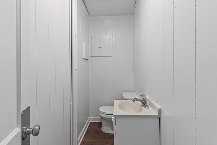 More Photos Of 525 7th St, Altavista Office For Sale