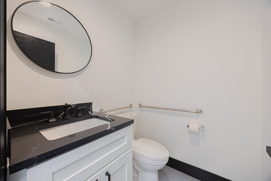 More Photos Of 705 Bond Way, Delray Beach Showroom For Sale
