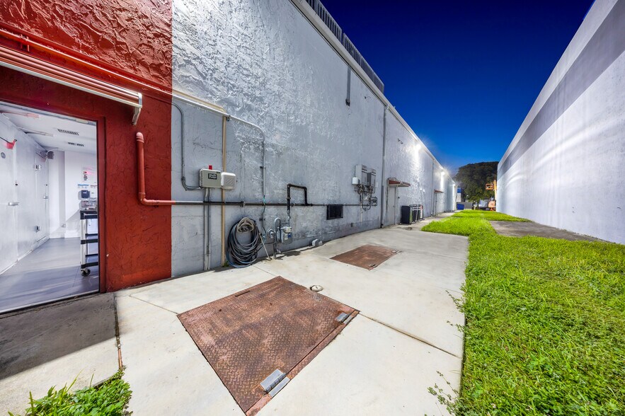 More Photos Of 1360 NW 88th Ave, Doral Bar For Sale