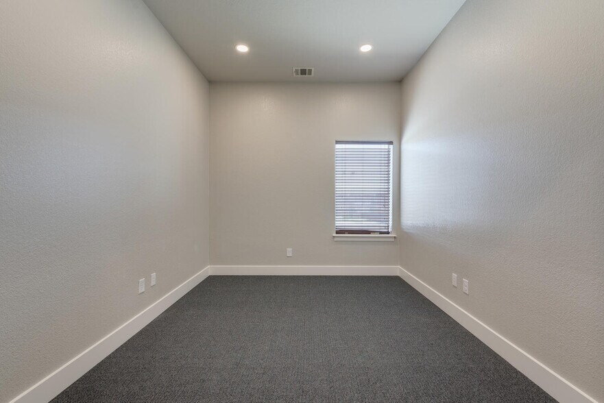 More Photos Of 5849 Park Vista Cir, Keller Showroom For Lease