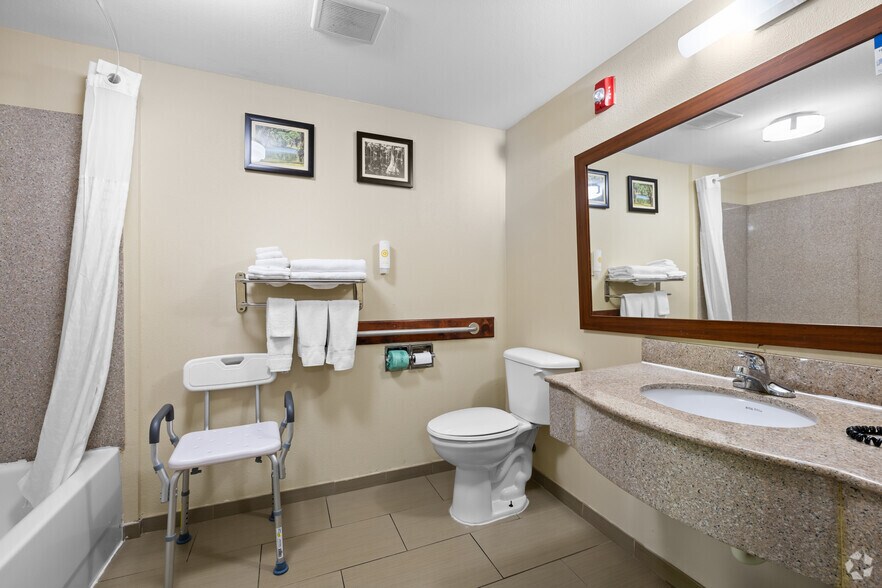 More Photos Of 215 Commerce Blvd, Midway Hotel For Sale