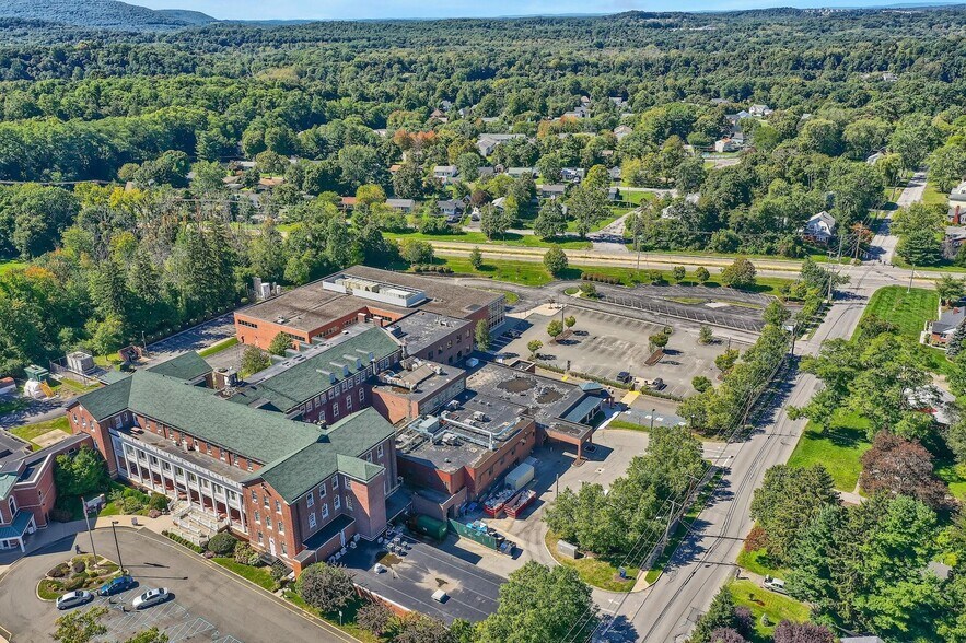 More Photos Of 21 Laurel Ave, Cornwall Medical For Lease