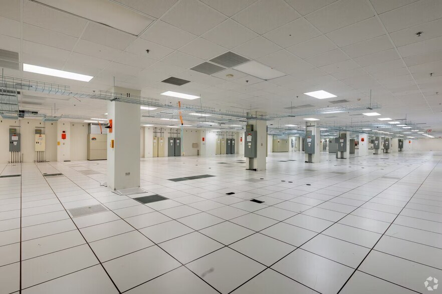 More Photos Of 4 Overlook Pt, Lincolnshire Office For Lease