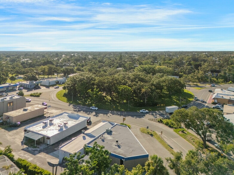 More Photos Of 3160 Southgate Cir, Sarasota Freestanding For Sale