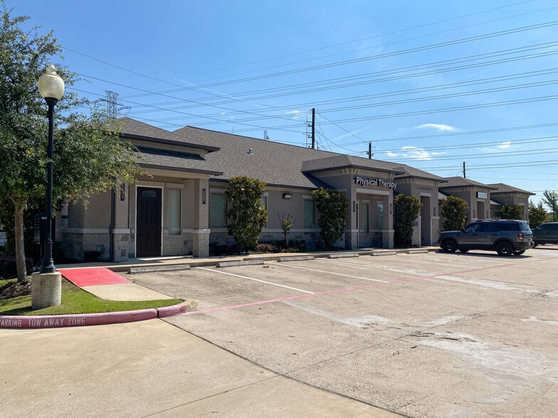 More Photos Of 12250 Queenston Blvd, Houston Office For Sale