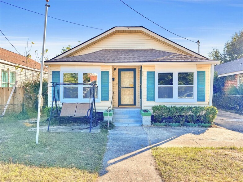 More Photos Of 1007 W Wright St, Pensacola Specialty For Sale