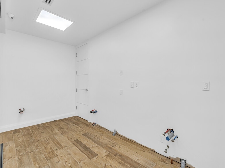 More Photos Of 541 Queen St E, Toronto Storefront For Lease