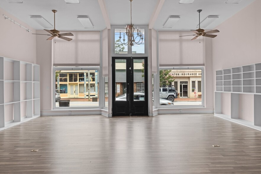 More Photos Of 132 S Main St, Warrenton Storefront For Sale