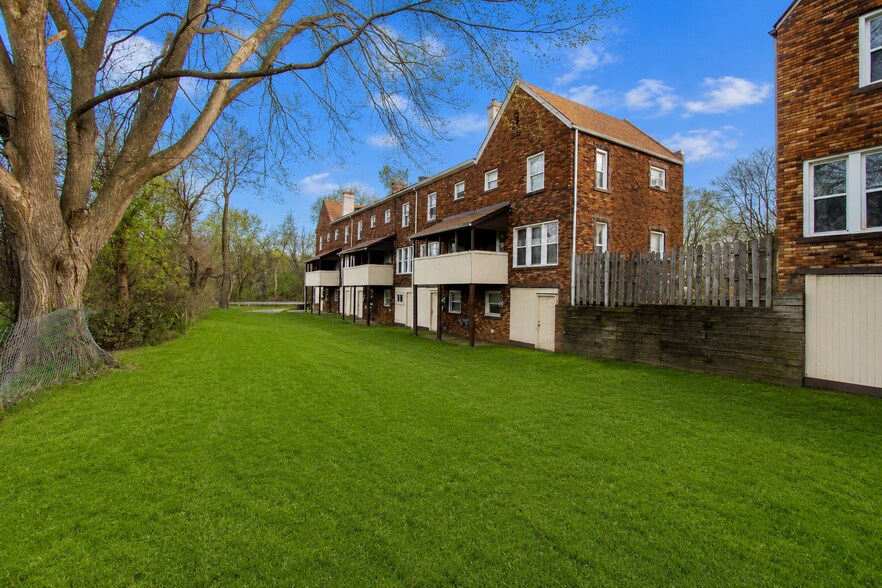 More Photos Of 25 Maynard Ct, Pontiac Apartments For Sale