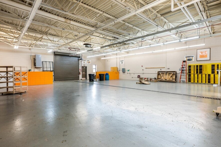 More Photos Of 1800 Harrodsburg Rd, Lexington Flex For Sale