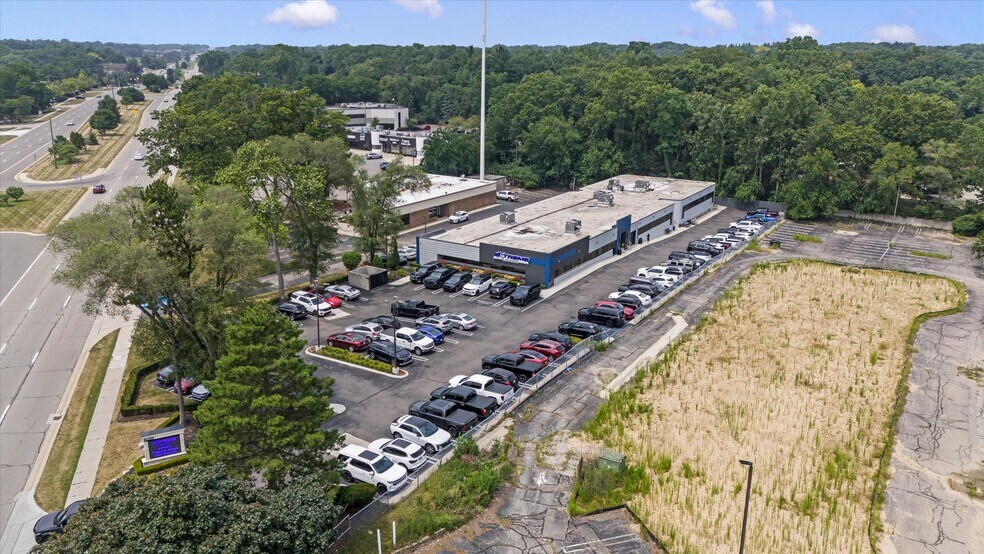 More Photos Of 29444 Northwestern Hwy, Southfield Office For Sale