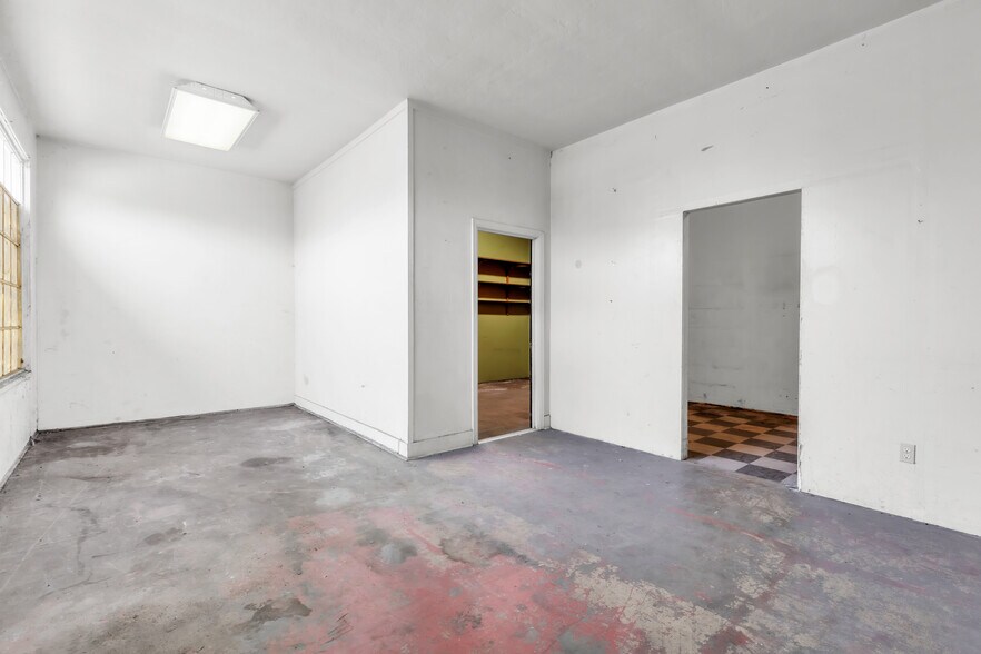 More Photos Of 227 Commission St, Salinas Showroom For Sale