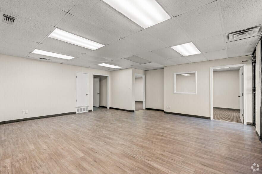 More Photos Of 1100-1120 Luke St, Irving Unknown For Lease