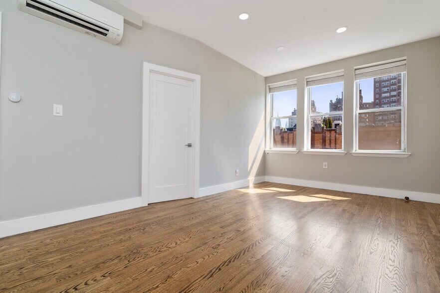 More Photos Of 304 Bleecker St, New York Apartments For Sale