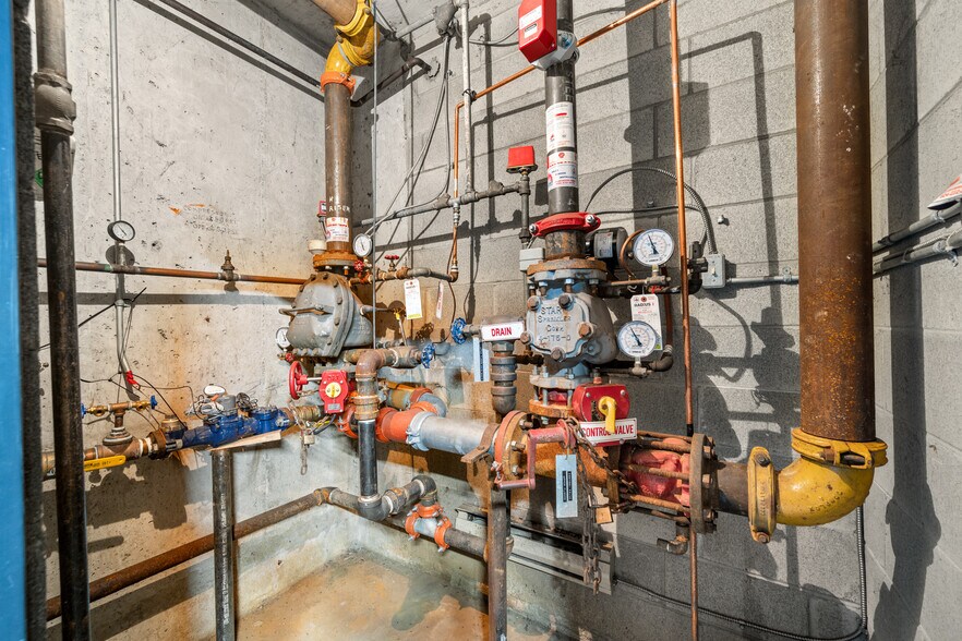 More Photos Of 93 Sixth St, New Westminster Office For Sale